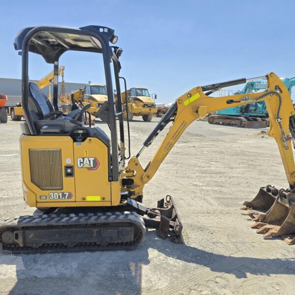 Mini-Pelle Caterpillar 301.7CR - 2021 – 1,8T – 3 Godets + Remorque occasion